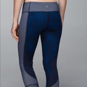 Lululemon Wunder Under Crops 2 toned Special Ed Blue print Size 4 EUC